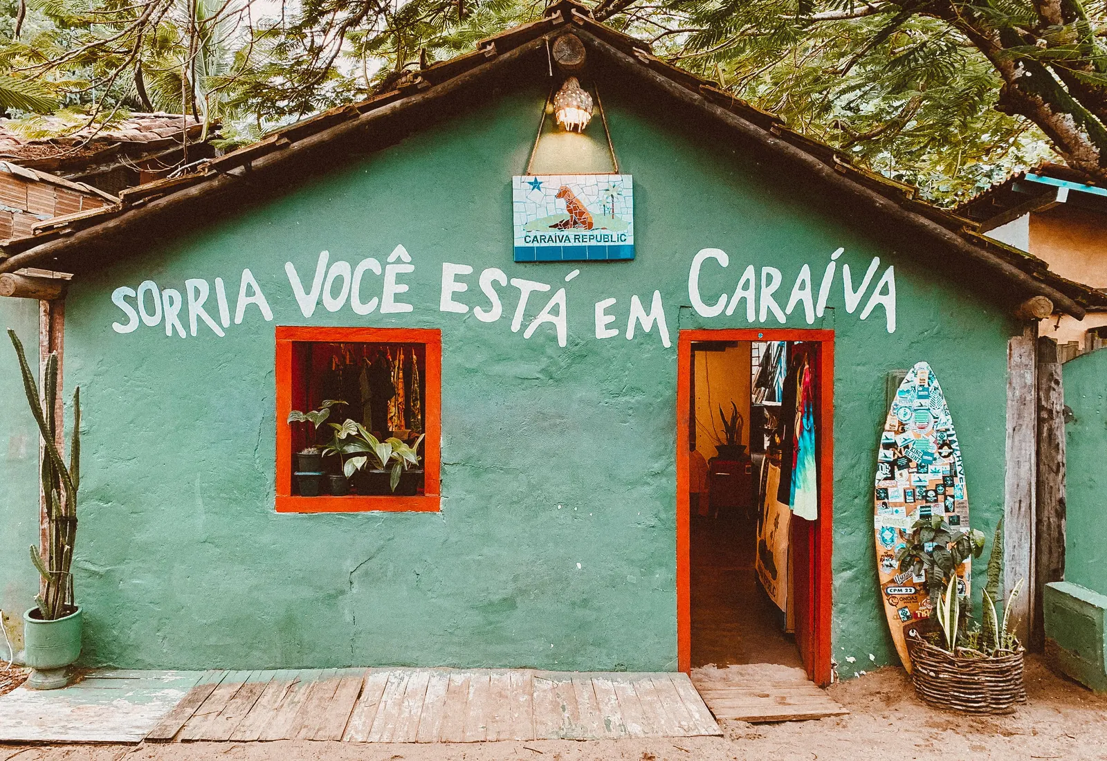 Façade colorée à Caraíva, dans l'État de Bahia au Brésil