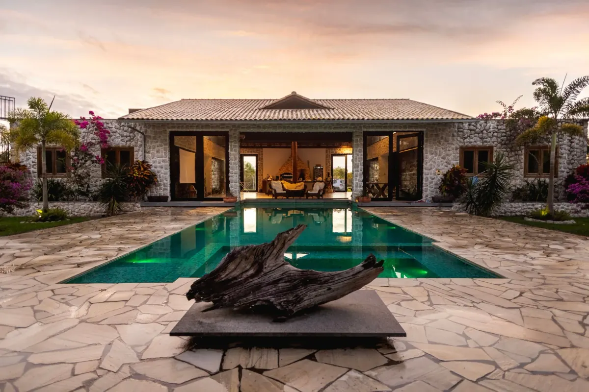 Villa avec piscine au Brésil illustrant un projet immobilier de long terme