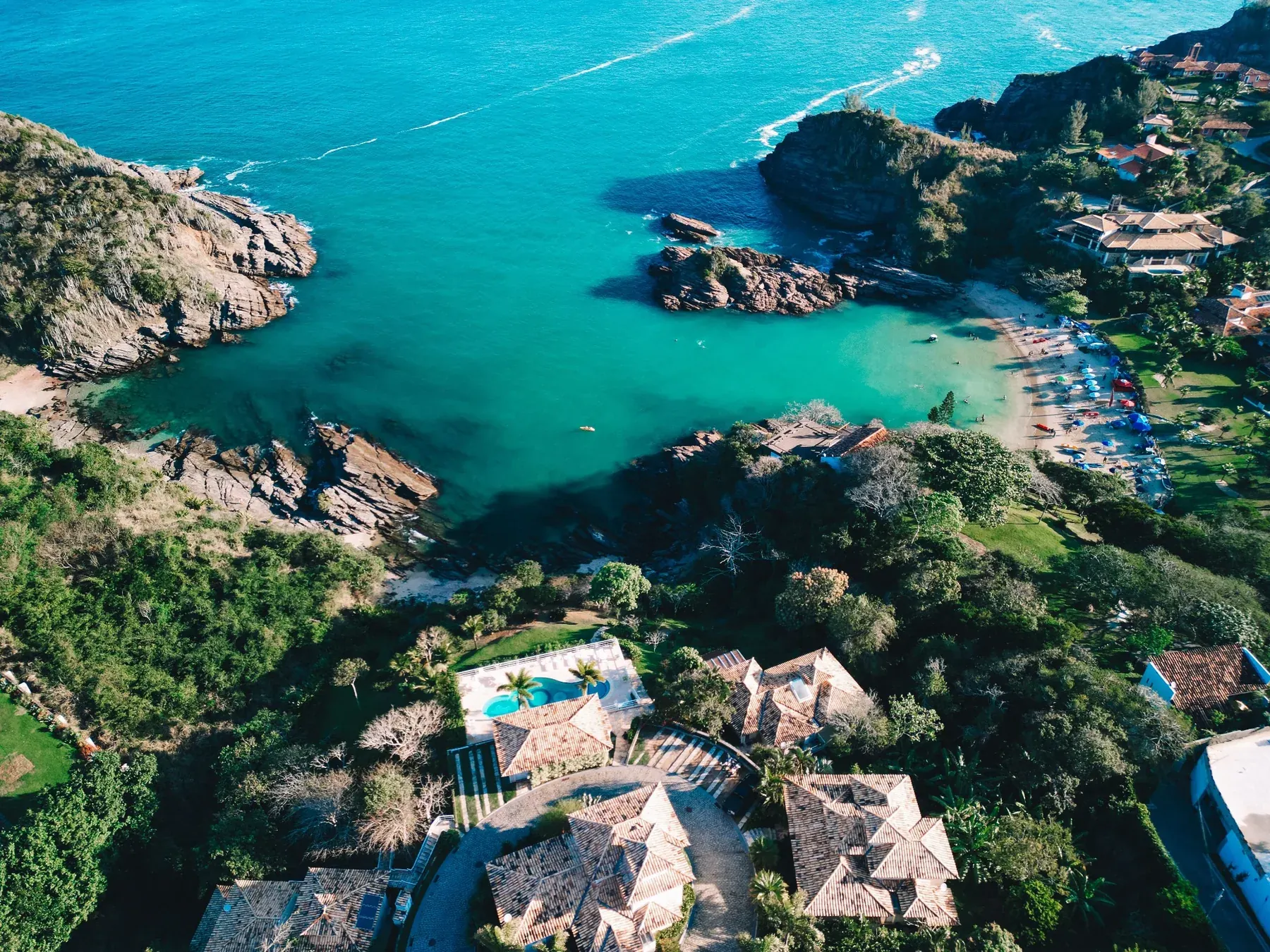 Villas entourées de végétation au bord de la mer au Brésil