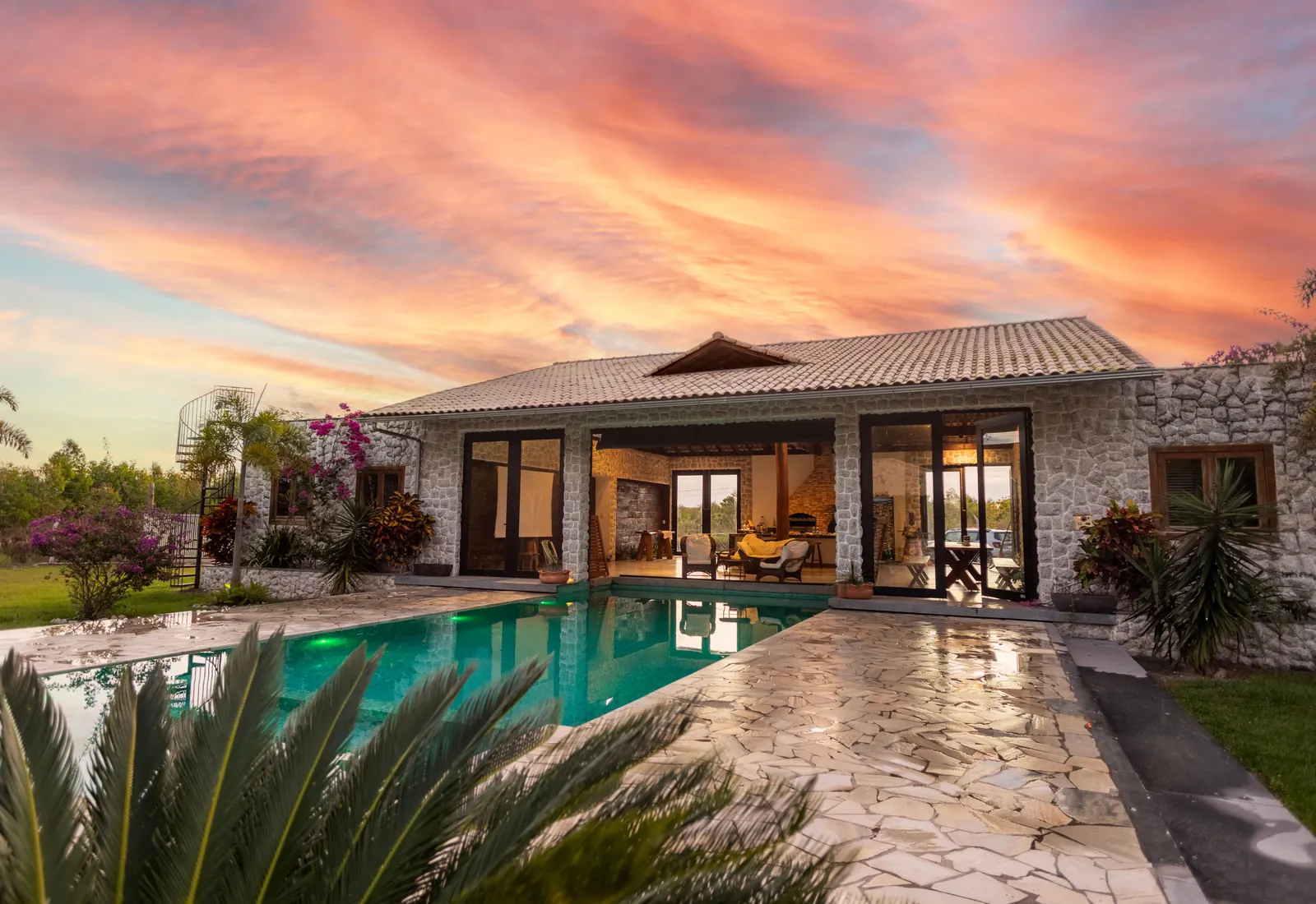 Maison avec terrasse et piscine au coucher du soleil, illustration d'un projet de résidence