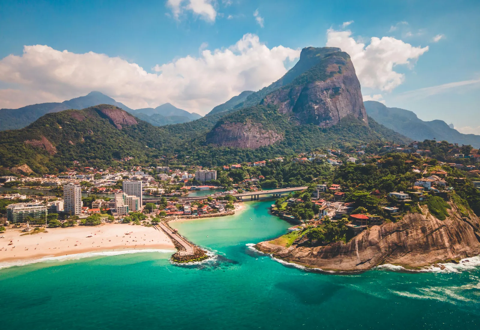 Vue aérienne du littoral et des reliefs de Rio de Janeiro